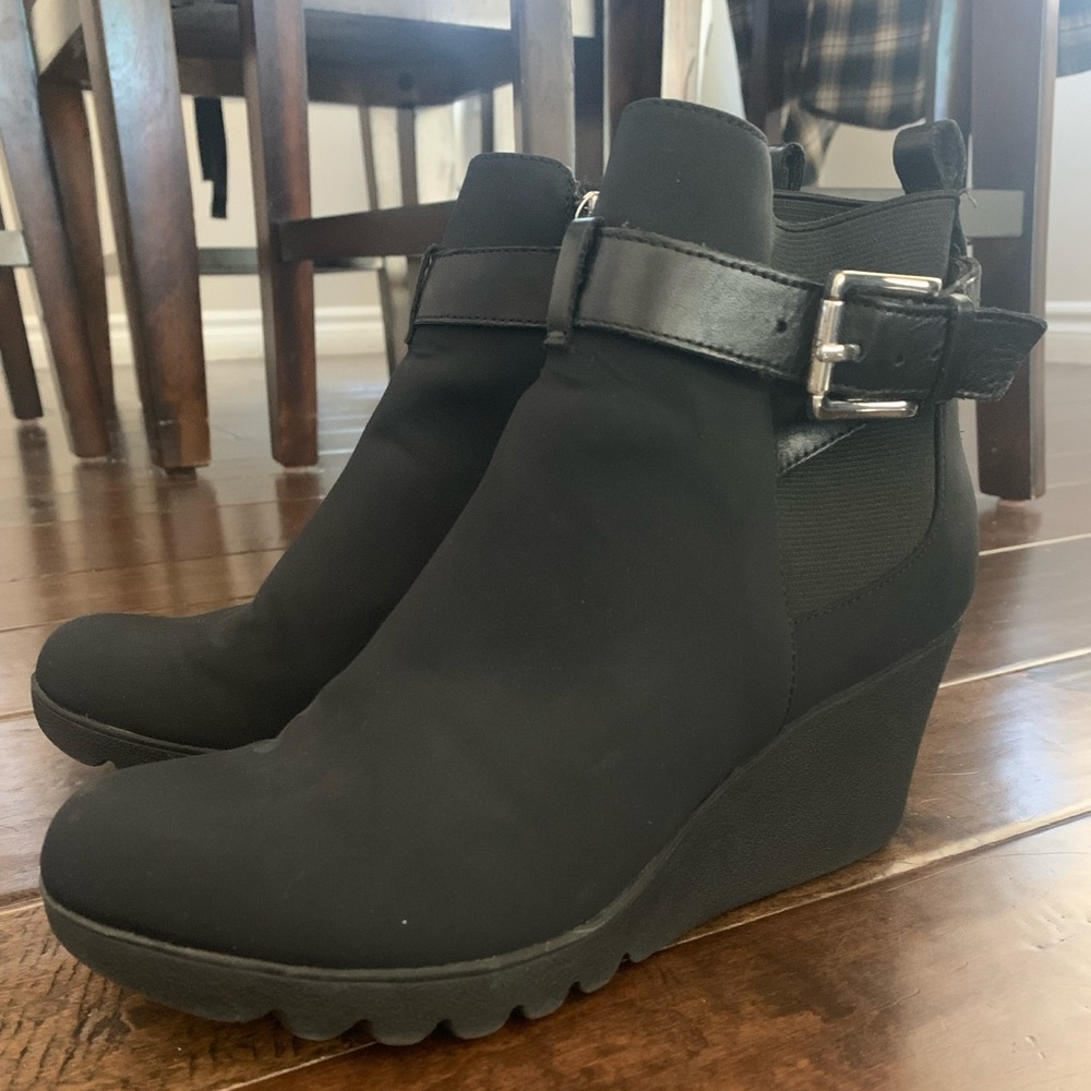 Donald J Pliner size 6.5 waterproof wedge boot